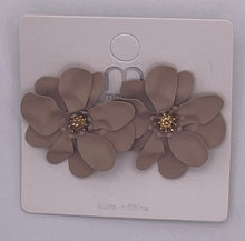 Load image into Gallery viewer, Floral earrings
