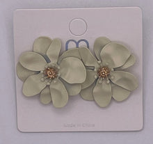 Load image into Gallery viewer, Floral earrings
